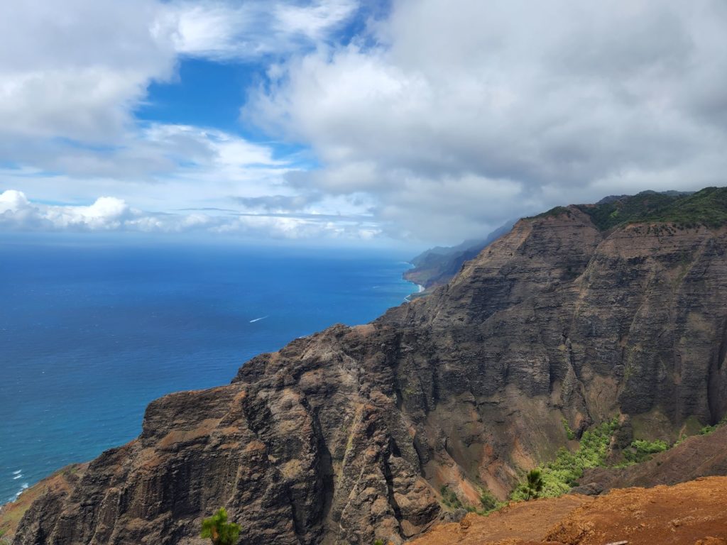 Peak of Nu'alolo Trail