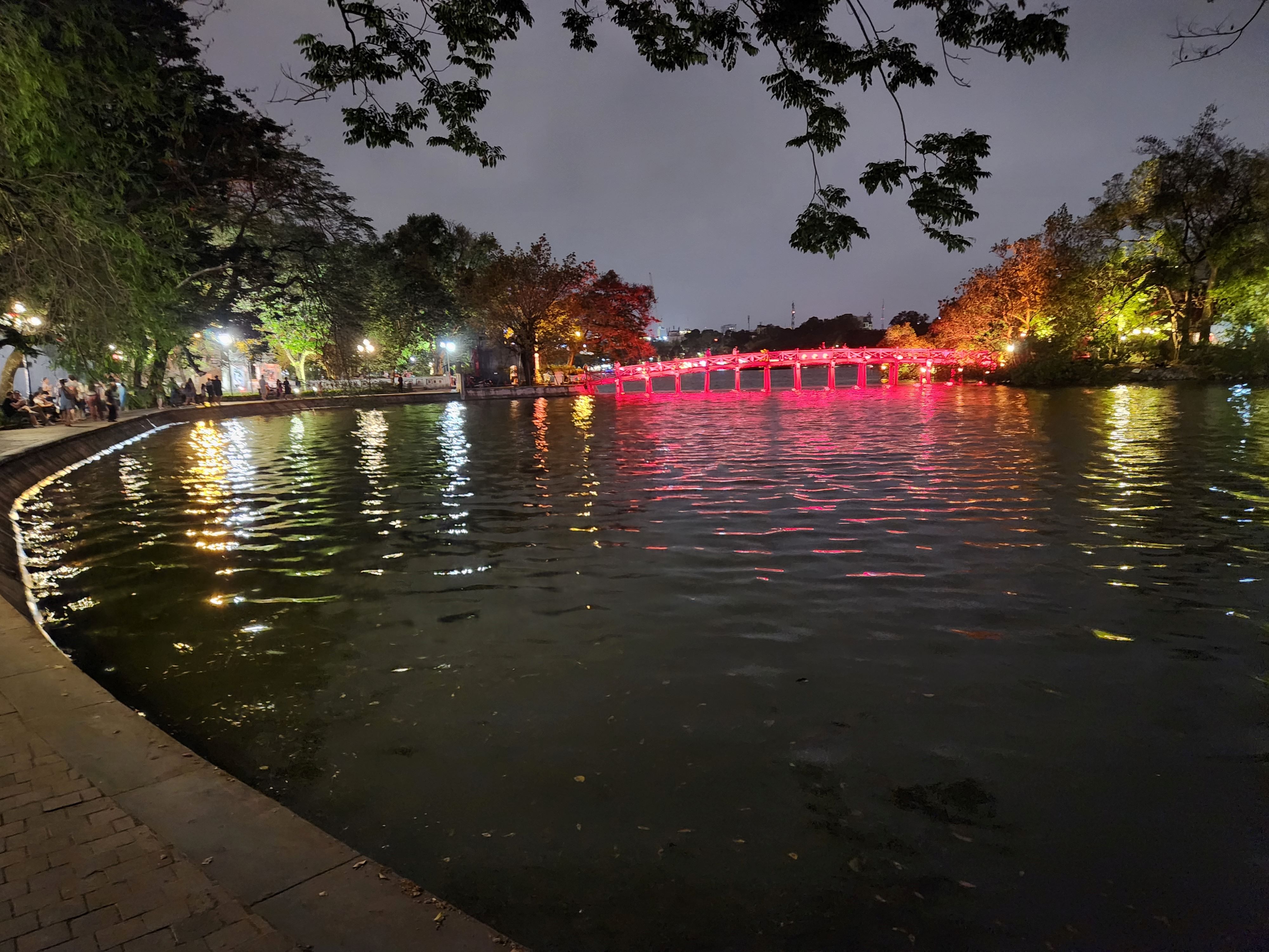 Hoan Kiem Lake at night